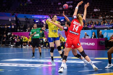 DORTMUND, GERMANY - 7 Aralık 2025: De Abreu Rosa Kelly, Henriksen Selma Helen, Kristiansen Veronica Egebakken - Dünya Bayanlar Hentbol Şampiyonası 2025 Norveç - Westfallenhalle 'de Brezilya.