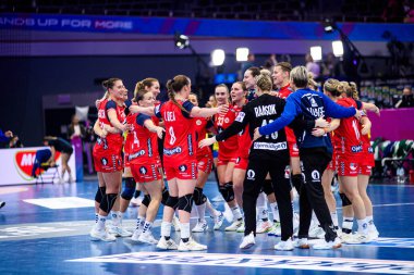 DORTMUND, GERMANY - 7 ARALIK, 2025: Kutlamalar, Norveç takımı - 2025 Dünya Bayanlar Hentbol Şampiyonası Norveç - Westfallenhalle 'de Brezilya' ya karşı.