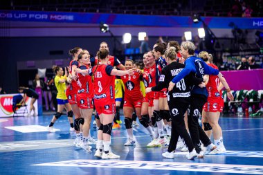 DORTMUND, GERMANY - 7 ARALIK, 2025: Kutlamalar, Norveç takımı - 2025 Dünya Bayanlar Hentbol Şampiyonası Norveç - Westfallenhalle 'de Brezilya' ya karşı.