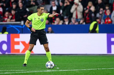 LEVERKUSEN, GERMANY - 10 ARALIK 2025: Serdar Gozubuyuk, Hakem - UEFA Şampiyonlar Ligi, Bayer 04 Leverkusen-Newcastle United maçı Bayarena 'da.