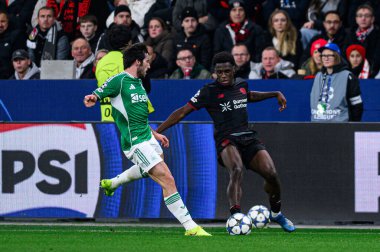 LEVERKUSEN, GERMANY - 10 ARALIK 2025: Ernest Poku, Sandro Tonali - UEFA Şampiyonlar Ligi, Bayer 04 Leverkusen-Newcastle United maçı Bayena 'da.