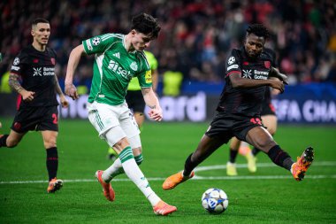 LEVERKUSEN, GERMANY - 10 ARALIK 2025: Tino Livramento, Edmond Tapsoba - UEFA Şampiyonlar Ligi, Bayer 04 Leverkusen-Newcastle United maçı Bayarena 'da.