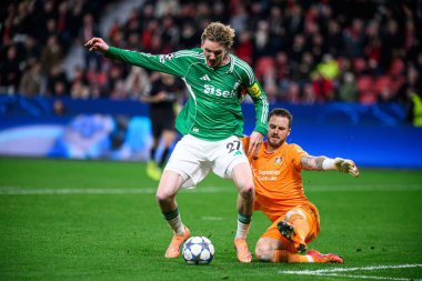 LEVERKUSEN, GERMANY - 10 ARALIK 2025: Mark Flekken, Nick Woltemade - UEFA Şampiyonlar Ligi, Bayer 04 Leverkusen-Newcastle United maçı Bayena 'da.