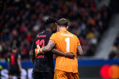 LEVERKUSEN, GERMANY - 10 ARALIK 2025: Edmond Tapsoba, Mark Flekken - UEFA Şampiyonlar Ligi, Bayer 04 Leverkusen - Newcastle United.