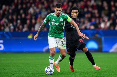 LEVERKUSEN, ALMANY - 10 ARALIK 2025: Malik Tillman, Bruno Guimaraes - UEFA Şampiyonlar Ligi, Bayer 04 Leverkusen - Newcastle United.