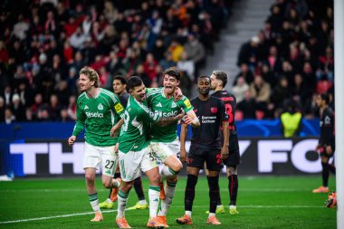 LEVERKUSEN, ALMANY - 10 ARALIK, 2025: Nick Woltemade, Bruno Guimaraes, Lewis Miley, kutlamalar, gol - UEFA Şampiyonlar Ligi, Bayer 04 Leverkusen - Newcastle United maçı Bayena United.