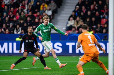 LEVERKUSEN, GERMANY - 10 ARALIK 2025: Nick Woltemade, Arthur, Mark Flekken - UEFA Şampiyonlar Ligi, Bayer 04 Leverkusen-Newcastle United maçında.