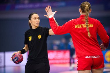 DORTMUND, GERMANY - 9 Aralık 2025: Nina Bulatoviç - Dünya Bayanlar Hentbol Şampiyonası 2025 Norveç ve Karadağ Westfallenhalle 'de karşı karşıya.