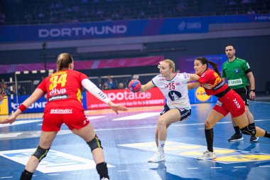 DORTMUND, Almanya - 9 Aralık 2025: Reistad Henny Ella - Dünya Bayanlar Hentbol Şampiyonası 2025 Norveç ve Karadağ Westfallenhalle 'de karşı karşıya.