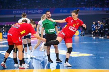 DORTMUND, GERMANY - 9 Aralık 2025: Curdjina Jaukoviç, Ivana Godec - Dünya Bayanlar Hentbol Şampiyonası 2025 Norveç ve Karadağ Westfallenhalle 'de karşı karşıya.