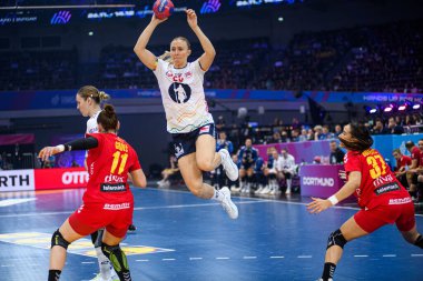 DORTMUND, Almanya - 9 Aralık 2025: Reistad Henny Ella - Dünya Bayanlar Hentbol Şampiyonası 2025 Norveç ve Karadağ Westfallenhalle 'de karşı karşıya.