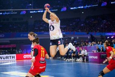 DORTMUND, Almanya - 9 Aralık 2025: Reistad Henny Ella - Dünya Bayanlar Hentbol Şampiyonası 2025 Norveç ve Karadağ Westfallenhalle 'de karşı karşıya.