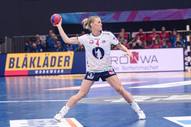 DORTMUND, Almanya - 9 Aralık 2025: Kristiansen Veronica Egebakken - Dünya Bayanlar Hentbol Şampiyonası 2025 Norveç ve Karadağ Westfallenhalle 'de karşı karşıya.