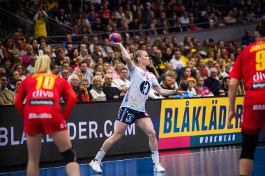 DORTMUND, Almanya - 9 Aralık 2025: Kristiansen Veronica Egebakken - Dünya Bayanlar Hentbol Şampiyonası 2025 Norveç ve Karadağ Westfallenhalle 'de karşı karşıya.