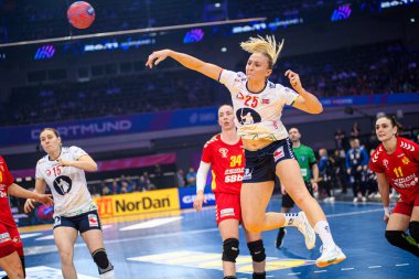 DORTMUND, Almanya - 9 Aralık 2025: Reistad Henny Ella - Dünya Bayanlar Hentbol Şampiyonası 2025 Norveç ve Karadağ Westfallenhalle 'de karşı karşıya.