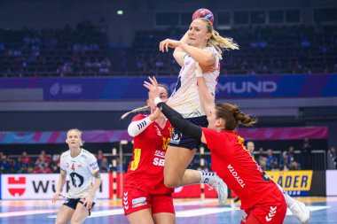 DORTMUND, Almanya - 9 Aralık 2025: Reistad Henny Ella - Dünya Bayanlar Hentbol Şampiyonası 2025 Norveç ve Karadağ Westfallenhalle 'de karşı karşıya.