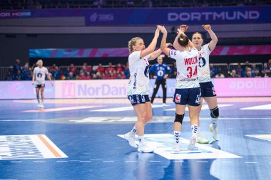 DORTMUND, GERMANY - 9 Aralık 2025: Wollik Anniken, Hovden Emilie Margrethe, Aardahl Maren Nyland - Kadınlar Hentbol Dünya Şampiyonası 2025 Norveç ve Karadağ Westfallenhalle 'de karşı karşıya.