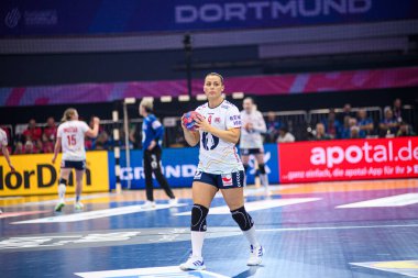 DORTMUND, GERMANY - 9 Aralık 2025: Mork Nora - Dünya Bayanlar Hentbol Şampiyonası 2025 Norveç ve Karadağ Westfallenhalle 'de karşı karşıya.