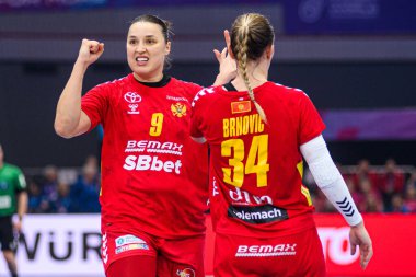 DORTMUND, GERMANY - 9 Aralık 2025: Curdjina Jaukoviç, Tatjana Brnoviç - Dünya Bayanlar Hentbol Şampiyonası 2025 Norveç ve Karadağ Westfallenhalle 'de karşı karşıya.