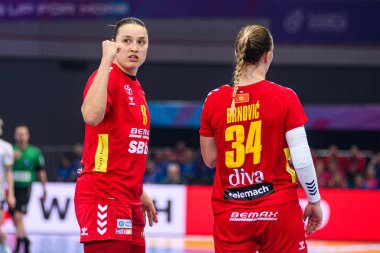 DORTMUND, GERMANY - 9 Aralık 2025: Curdjina Jaukoviç, Tatjana Brnoviç - Dünya Bayanlar Hentbol Şampiyonası 2025 Norveç ve Karadağ Westfallenhalle 'de karşı karşıya.