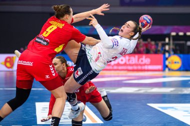 DORTMUND, GERMANY - 9 Aralık 2025: Deila Thale Rushfeldt, Andrijana Tatar, Curdjina Jaukoviç - Kadınlar Hentbol Dünya Şampiyonası 2025 Norveç ve Karadağ Westfallenhalle 'de karşı karşıya.