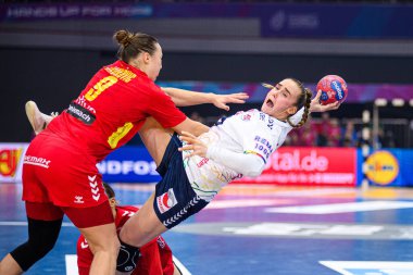 DORTMUND, GERMANY - 9 Aralık 2025: Deila Thale Rushfeldt, Andrijana Tatar, Curdjina Jaukoviç - Kadınlar Hentbol Dünya Şampiyonası 2025 Norveç ve Karadağ Westfallenhalle 'de karşı karşıya.