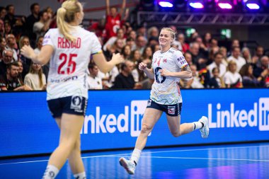 DORTMUND, Almanya - 9 Aralık 2025: Kristiansen Veronica Egebakken - Dünya Bayanlar Hentbol Şampiyonası 2025 Norveç ve Karadağ Westfallenhalle 'de karşı karşıya.