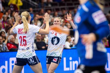 DORTMUND, GERMANY - 9 Aralık 2025: Kristiansen Veronica Egebakken, Reistad Henny Ella - Kadınlar Hentbol Dünya Şampiyonası 2025 Norveç, Westfallenhalle 'de Karadağ' a karşı.