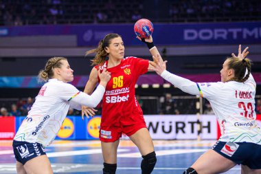 DORTMUND, Almanya - 9 Aralık 2025: Itana Grbiç - Dünya Bayanlar Hentbol Şampiyonası 2025 Norveç ve Karadağ Westfallenhalle 'de karşı karşıya.