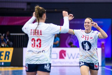 DORTMUND, GERMANY - 9 Aralık 2025: Aune Malin Larsen, Deila Thale Rushfeldt - Kadınlar Hentbol Dünya Şampiyonası 2025 Norveç ve Karadağ Westfallenhalle 'de karşı karşıya.