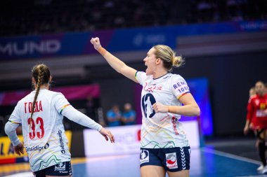 DORTMUND, GERMANY - 9 Aralık 2025: Aune Malin Larsen, Deila Thale Rushfeldt - Kadınlar Hentbol Dünya Şampiyonası 2025 Norveç ve Karadağ Westfallenhalle 'de karşı karşıya.