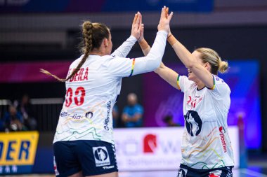 DORTMUND, GERMANY - 9 Aralık 2025: Aune Malin Larsen, Deila Thale Rushfeldt - Kadınlar Hentbol Dünya Şampiyonası 2025 Norveç ve Karadağ Westfallenhalle 'de karşı karşıya.