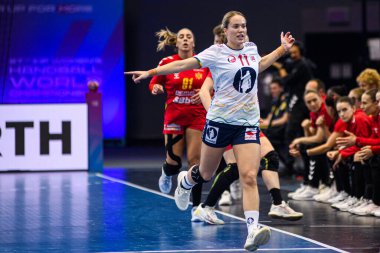 DORTMUND, GERMANY - 9 Aralık 2025: Aune Malin Larsen - Dünya Bayanlar Hentbol Şampiyonası 2025 Norveç ve Karadağ Westfallenhalle 'de karşı karşıya.