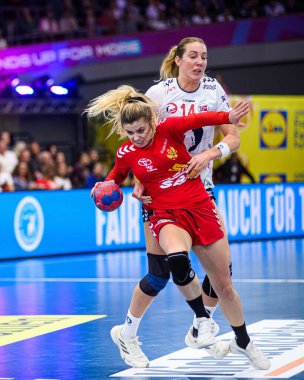 DORTMUND, Almanya - 9 Aralık 2025: Matea Pletikosiç, Breistol Kristine - Dünya Bayanlar Hentbol Şampiyonası 2025 Norveç ve Karadağ Westfallenhalle 'de karşı karşıya.