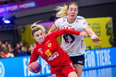 DORTMUND, Almanya - 9 Aralık 2025: Matea Pletikosiç, Breistol Kristine - Dünya Bayanlar Hentbol Şampiyonası 2025 Norveç ve Karadağ Westfallenhalle 'de karşı karşıya.