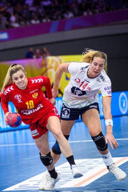 DORTMUND, Almanya - 9 Aralık 2025: Matea Pletikosiç, Breistol Kristine - Dünya Bayanlar Hentbol Şampiyonası 2025 Norveç ve Karadağ Westfallenhalle 'de karşı karşıya.