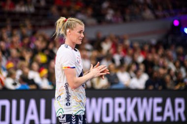 DORTMUND, Almanya - 9 Aralık 2025: Kristiansen Veronica Egebakken - Dünya Bayanlar Hentbol Şampiyonası 2025 Norveç ve Karadağ Westfallenhalle 'de karşı karşıya.