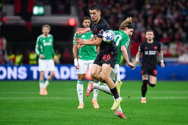 LEVERKUSEN, GERMANY - 10 ARALIK, 2025: İbrahim Maza, Anthony Gordon - UEFA Şampiyonlar Ligi, Bayer 04 Leverkusen-Newcastle United maçı Bayena 'da.