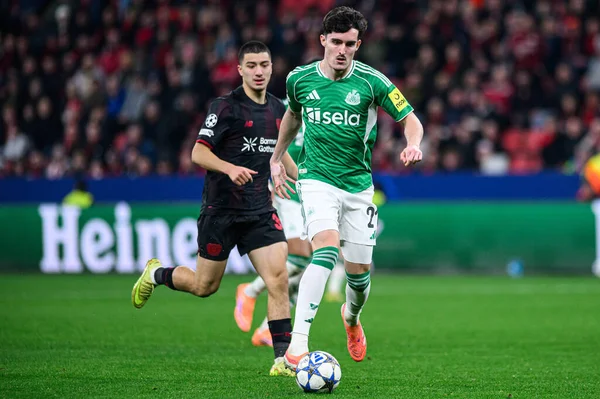 LEVERKUSEN, GERMANY - 10 ARALIK 2025: Tino Livramento, İbrahim Maza - UEFA Şampiyonlar Ligi, Bayer 04 Leverkusen-Newcastle United maçında.