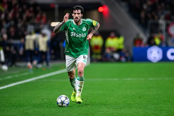 LEVERKUSEN, GERMANY - 10 ARALIK, 2025: Sandro Tonali - UEFA Şampiyonlar Ligi, Bayer 04 Leverkusen-Newcastle United maçı Bayarena 'da.