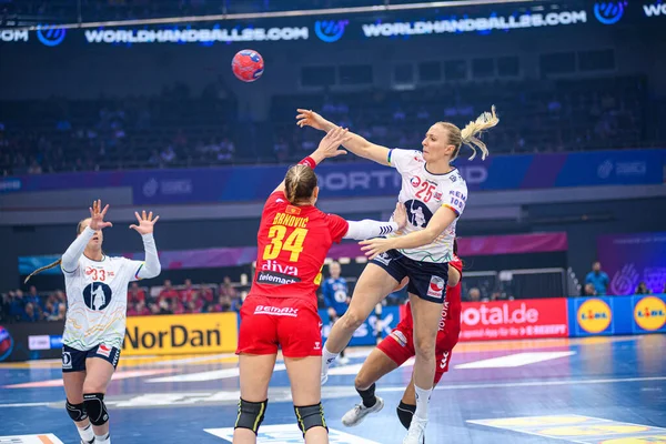 DORTMUND, Almanya - 9 Aralık 2025: Reistad Henny Ella - Dünya Bayanlar Hentbol Şampiyonası 2025 Norveç ve Karadağ Westfallenhalle 'de karşı karşıya.