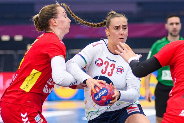DORTMUND, GERMANY - 9 Aralık 2025: Deila Thale Rushfeldt - Dünya Bayanlar Hentbol Şampiyonası 2025 Norveç ve Karadağ Westfallenhalle 'de karşı karşıya.