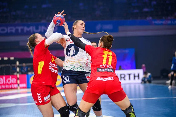 DORTMUND, GERMANY - 9 Aralık 2025: Deila Thale Rushfeldt - Dünya Bayanlar Hentbol Şampiyonası 2025 Norveç ve Karadağ Westfallenhalle 'de karşı karşıya.