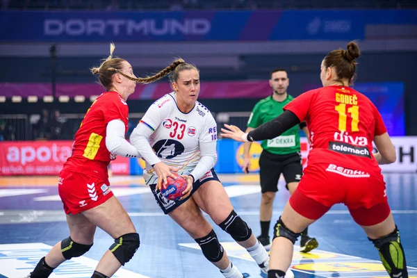 DORTMUND, GERMANY - 9 Aralık 2025: Deila Thale Rushfeldt - Dünya Bayanlar Hentbol Şampiyonası 2025 Norveç ve Karadağ Westfallenhalle 'de karşı karşıya.