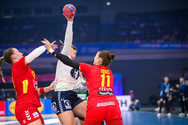 DORTMUND, GERMANY - 9 Aralık 2025: Deila Thale Rushfeldt - Dünya Bayanlar Hentbol Şampiyonası 2025 Norveç ve Karadağ Westfallenhalle 'de karşı karşıya.