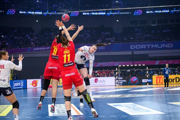 DORTMUND, GERMANY - 9 Aralık 2025: Bakkerud Ingvild Kristiansen - Dünya Bayanlar Hentbol Şampiyonası 2025 Norveç ve Karadağ Westfallenhalle 'de karşı karşıya.