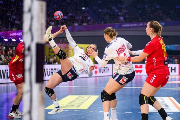 DORTMUND, GERMANY - 9 Aralık 2025: Deila Thale Rushfeldt - Dünya Bayanlar Hentbol Şampiyonası 2025 Norveç ve Karadağ Westfallenhalle 'de karşı karşıya.