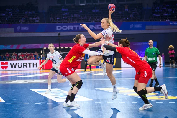 DORTMUND, Almanya - 9 Aralık 2025: Reistad Henny Ella - Dünya Bayanlar Hentbol Şampiyonası 2025 Norveç ve Karadağ Westfallenhalle 'de karşı karşıya.
