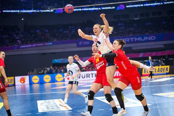 DORTMUND, Almanya - 9 Aralık 2025: Reistad Henny Ella - Dünya Bayanlar Hentbol Şampiyonası 2025 Norveç ve Karadağ Westfallenhalle 'de karşı karşıya.