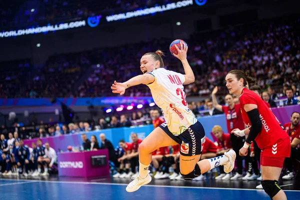 DORTMUND, GERMANY - 9 Aralık 2025: Wollik Anniken - Dünya Bayanlar Hentbol Şampiyonası 2025 Norveç - Karadağ 'a karşı Westfallenhalle.